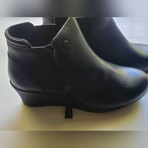 Mozo Lola Boot Women's Ankle Black Zipper Wedge Heel Size 7.5